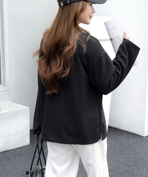 Beststore(ベストストア)の「【シンプルでこなれ感】ワッフル素材 キーネック長袖プルオーバー ゆったりシルエット(Tシャツ/カットソー・レディース・ブラック/アイボリー/ホワイト/セージグリーン・M/L)」の12枚目の写真
