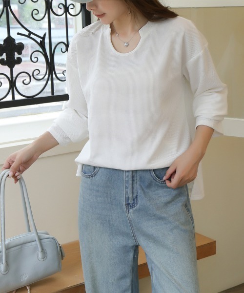Beststore(ベストストア)の「【シンプルでこなれ感】ワッフル素材 キーネック長袖プルオーバー ゆったりシルエット(Tシャツ/カットソー・レディース・ブラック/アイボリー/ホワイト/セージグリーン・M/L)」の14枚目の写真