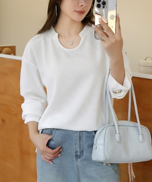 Beststore(ベストストア)の「【シンプルでこなれ感】ワッフル素材 キーネック長袖プルオーバー ゆったりシルエット(Tシャツ/カットソー・レディース・ブラック/アイボリー/ホワイト/セージグリーン・M/L)」の16枚目の写真