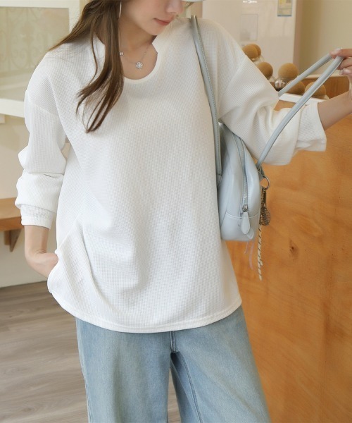 Beststore(ベストストア)の「【シンプルでこなれ感】ワッフル素材 キーネック長袖プルオーバー ゆったりシルエット(Tシャツ/カットソー・レディース・ブラック/アイボリー/ホワイト/セージグリーン・M/L)」の17枚目の写真