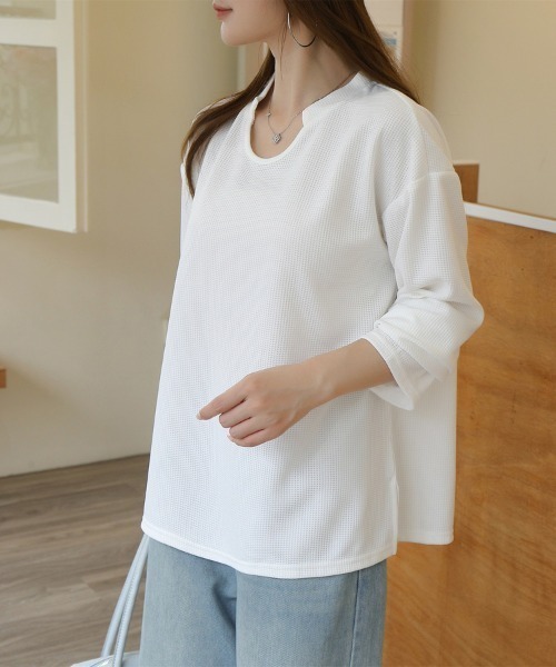 Beststore(ベストストア)の「【シンプルでこなれ感】ワッフル素材 キーネック長袖プルオーバー ゆったりシルエット(Tシャツ/カットソー・レディース・ブラック/アイボリー/ホワイト/セージグリーン・M/L)」の18枚目の写真