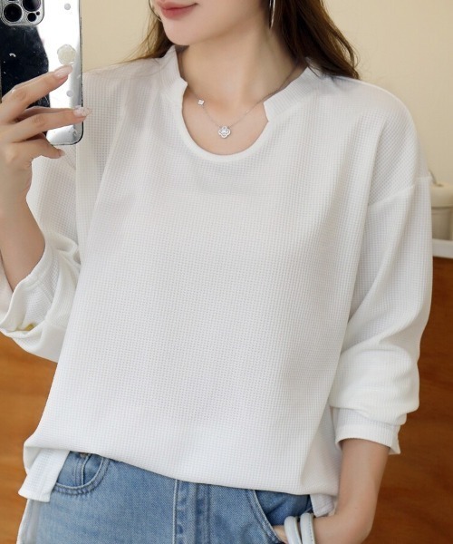 Beststore(ベストストア)の「【シンプルでこなれ感】ワッフル素材 キーネック長袖プルオーバー ゆったりシルエット(Tシャツ/カットソー・レディース・ブラック/アイボリー/ホワイト/セージグリーン・M/L)」の19枚目の写真
