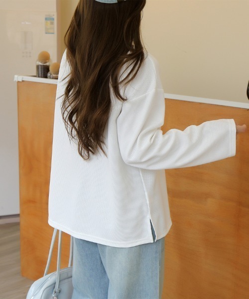 Beststore(ベストストア)の「【シンプルでこなれ感】ワッフル素材 キーネック長袖プルオーバー ゆったりシルエット(Tシャツ/カットソー・レディース・ブラック/アイボリー/ホワイト/セージグリーン・M/L)」の20枚目の写真
