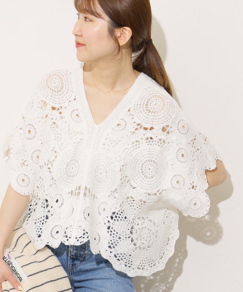 Torrazzo Donna(トラッゾドンナ)の「《WEB限定追加》【TORRAZZO DONNA/トラッゾドンナ】クロシェポンチョ(ニット/セーター・レディース・ブラック/ホワイト・FREE)」の2枚目の写真