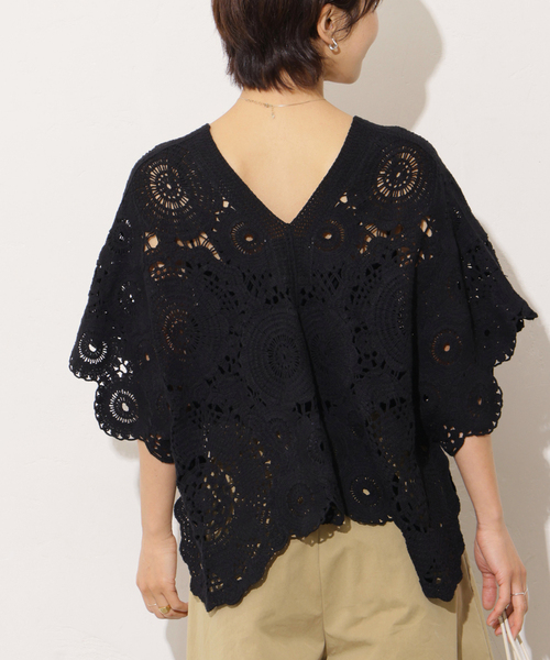 Torrazzo Donna(トラッゾドンナ)の「《WEB限定追加》【TORRAZZO DONNA/トラッゾドンナ】クロシェポンチョ(ニット/セーター・レディース・ブラック/ホワイト・FREE)」の1枚目の写真