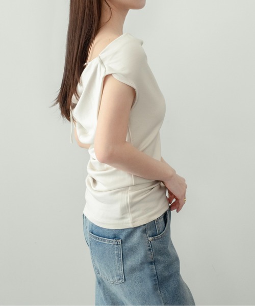 on:nue（オンニュ）の「【on:nue】[着用動画あり！] ドレープネックリボントップス /2026 SS COLLECTION（Tシャツ/カットソー・レディース・イエロー系その他/アイボリー/ブラック・FREE）」の7枚目の写真