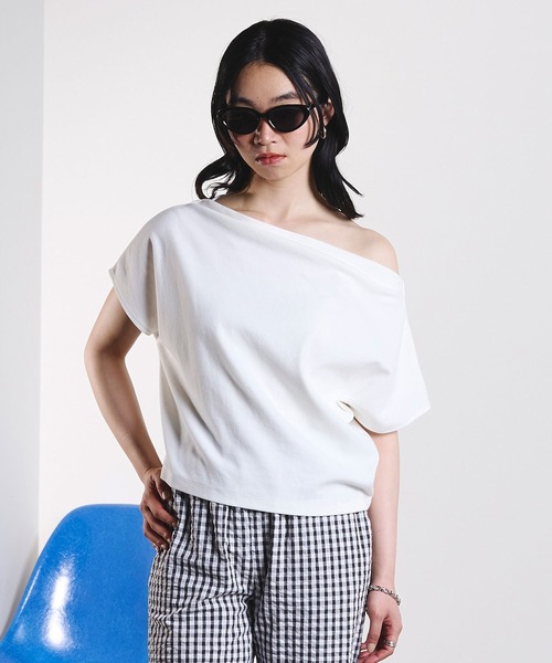ROSE BUD(ローズバッド)の「OFF SHOULDER TOP(Tシャツ/カットソー・レディース・レッド/ホワイト/ブラック・ONE SIZE)」の4枚目の写真