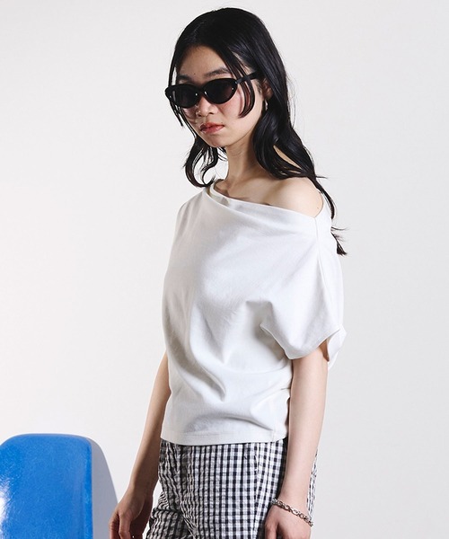 ROSE BUD(ローズバッド)の「OFF SHOULDER TOP(Tシャツ/カットソー・レディース・レッド/ホワイト/ブラック・ONE SIZE)」の5枚目の写真