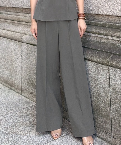 JENNE(ジェンヌ)の「ワイドストレートパンツ(防シワ機能性生地)(その他パンツ・レディース・ブラック/グレー・SMALL/MEDIUM/LARGE)」の1枚目の写真