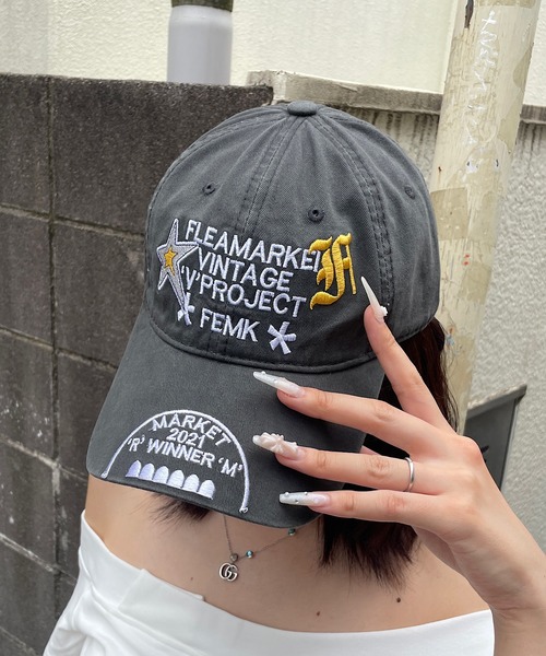 ROGER AND RAW(ロジャーアンドロウ)の「ロゴ刺繍ベースボールキャップ(キャップ・レディース・チャコールグレー/ボルドー・FREE)」の2枚目の写真