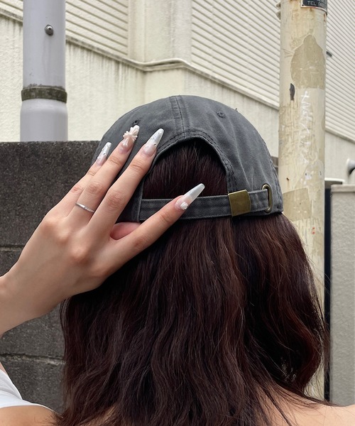 ROGER AND RAW(ロジャーアンドロウ)の「ロゴ刺繍ベースボールキャップ(キャップ・レディース・チャコールグレー/ボルドー・FREE)」の11枚目の写真