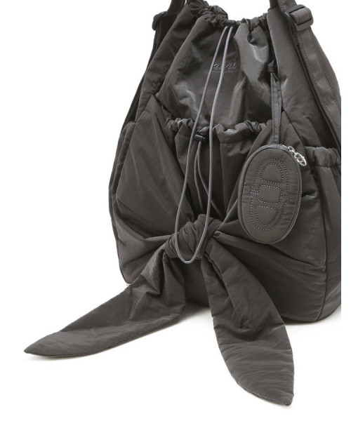 athe（アテ）の「[RUBAN] ダークグレーリボンバックパック兼ショルダーバッグ L AABA5F901G3（ショルダーバッグ・レディース・ダークグレー・FREE）」の5枚目の写真