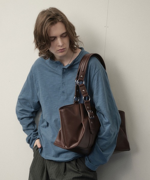 SELLE GLANT（セレグランテ）の「LOW-PROFILE BELT DESIGN BAG / ロープロファイルベルトデザインバッグ（ショルダーバッグ・メンズ・ダークブラウン/ブラック・FREE）」の4枚目の写真