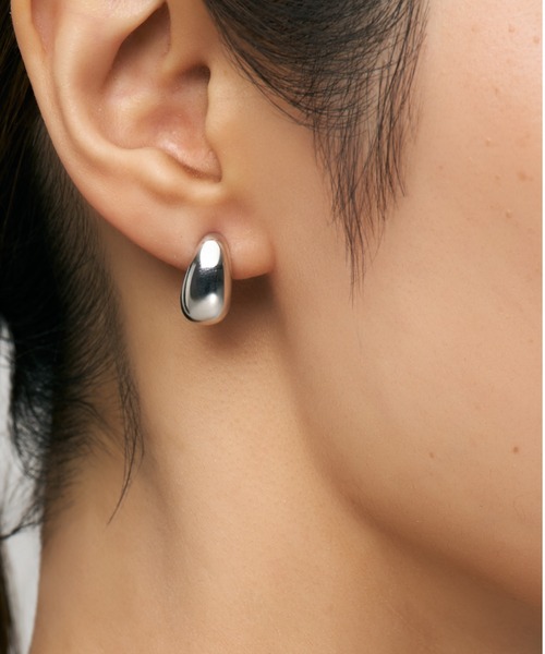 UNITED JEWELS-ef-(ユナイテッドジュエルズイフ)の「Drop Curl Studs Pierce(ピアス(両耳用)・レディース・シルバー/イエローゴールド・FREE)」の5枚目の写真