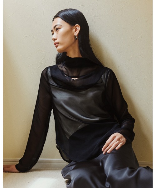 kiehtova（キエトヴァ）の「【kiehtova】FLUID SHEER MOCKNECK TOPS/フルイドシアーモックネックトップス（Tシャツ/カットソー・レディース・ブラウン/グレー/ブラック・FREE）」の4枚目の写真