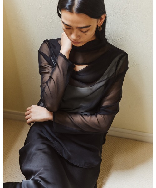kiehtova（キエトヴァ）の「【kiehtova】FLUID SHEER MOCKNECK TOPS/フルイドシアーモックネックトップス（Tシャツ/カットソー・レディース・ブラウン/グレー/ブラック・FREE）」の5枚目の写真