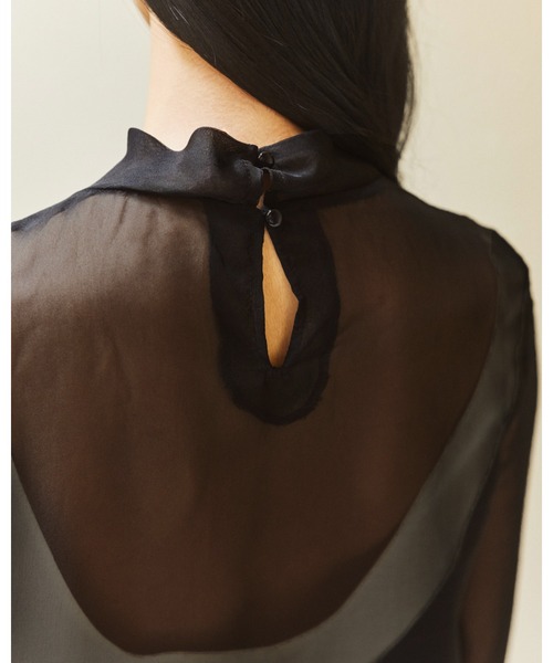 kiehtova（キエトヴァ）の「【kiehtova】FLUID SHEER MOCKNECK TOPS/フルイドシアーモックネックトップス（Tシャツ/カットソー・レディース・ブラウン/グレー/ブラック・FREE）」の6枚目の写真