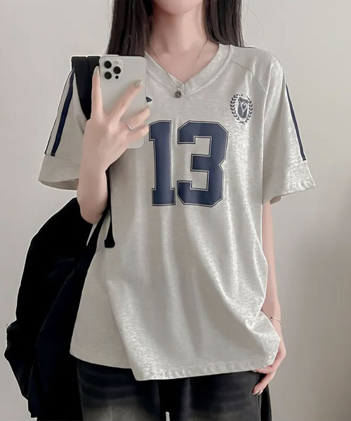 VIVID LADY(ビビッドレディー)の「ナンバリング Vネック 半袖Tシャツ(Tシャツ/カットソー・レディース・グレー/ネイビー/ホワイト・FREE)」の2枚目の写真