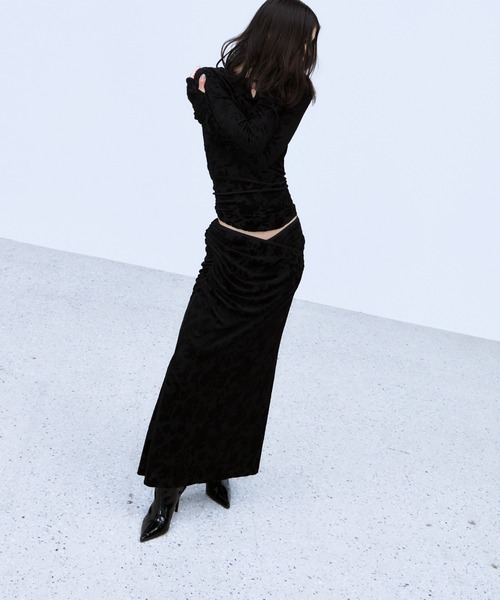 THINGS THAT MATTER(シングス ザット マター)の「VELOUR JACQUARD SKIRT / ベロアジャカードスカート(スカート・レディース・ブラック/ブルー・2/1)」の4枚目の写真
