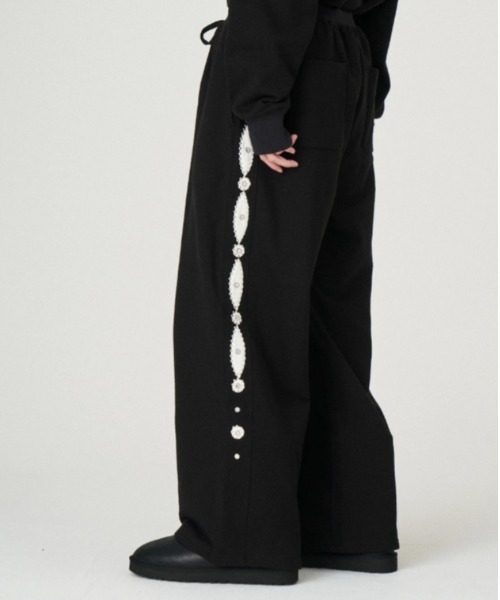 DISCOVERED(ディスカバード)の「DISCOVERED(ディスカバード)STUD'S TROUSER PANTS(スウェットパンツ・メンズ・ブラック・3/1)」の1枚目の写真
