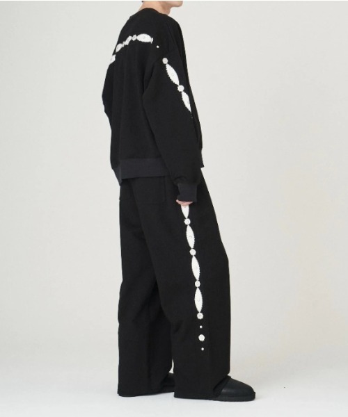 DISCOVERED(ディスカバード)の「DISCOVERED(ディスカバード)STUD'S TROUSER PANTS(スウェットパンツ・メンズ・ブラック・3/1)」の3枚目の写真