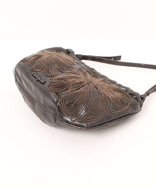 Desigual(デシグアル)の「Floral embroidery gathered shoulder bag / フローラル刺繍ギャザーショルダーバッグ(ショルダーバッグ・レディース・ブラウン・FREE)」の3枚目の写真