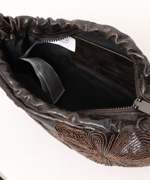 Desigual(デシグアル)の「Floral embroidery gathered shoulder bag / フローラル刺繍ギャザーショルダーバッグ(ショルダーバッグ・レディース・ブラウン・FREE)」の4枚目の写真