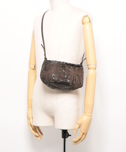 Desigual(デシグアル)の「Floral embroidery gathered shoulder bag / フローラル刺繍ギャザーショルダーバッグ(ショルダーバッグ・レディース・ブラウン・FREE)」の5枚目の写真