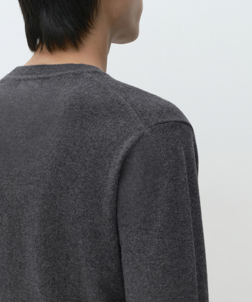 MUSINSA STANDARD（ムシンサスタンダード）の「[プラス] カシミヤ100 クルーネックニット [ミディアムグレー]（ニット/セーター・メンズ・その他・MEDIUM/LARGE/X-LARGE/2XL）」の5枚目の写真