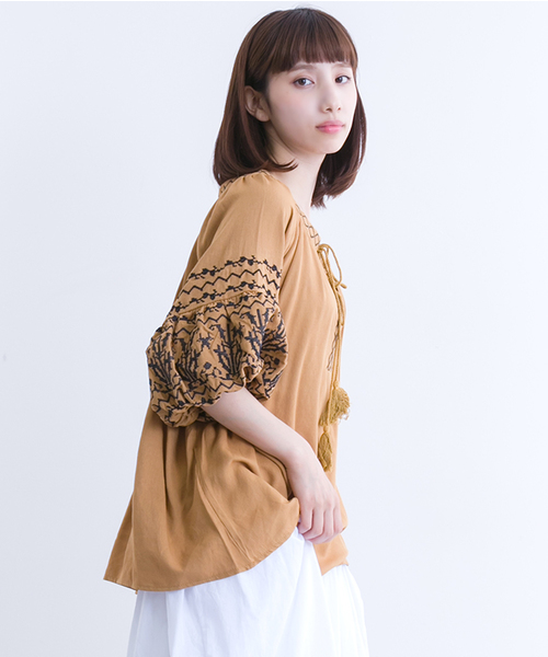 MERLOT（メルロー）の「タッセルチロリアン刺繍バルーンスリーブブラウス1122（シャツ/ブラウス・レディース・オフホワイト/ブラック/キャメル・FREE）」の3枚目の写真