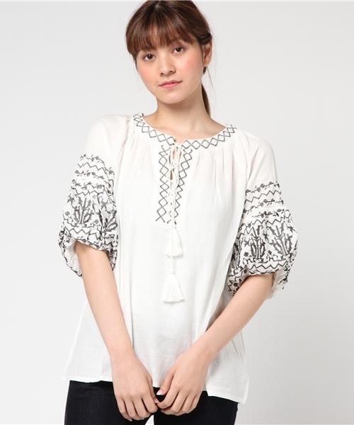 MERLOT（メルロー）の「タッセルチロリアン刺繍バルーンスリーブブラウス1122（シャツ/ブラウス・レディース・オフホワイト/ブラック/キャメル・FREE）」の11枚目の写真