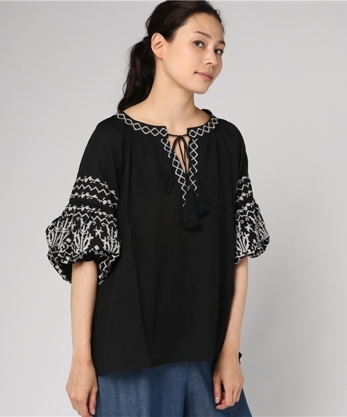 MERLOT（メルロー）の「タッセルチロリアン刺繍バルーンスリーブブラウス1122（シャツ/ブラウス・レディース・オフホワイト/ブラック/キャメル・FREE）」の12枚目の写真