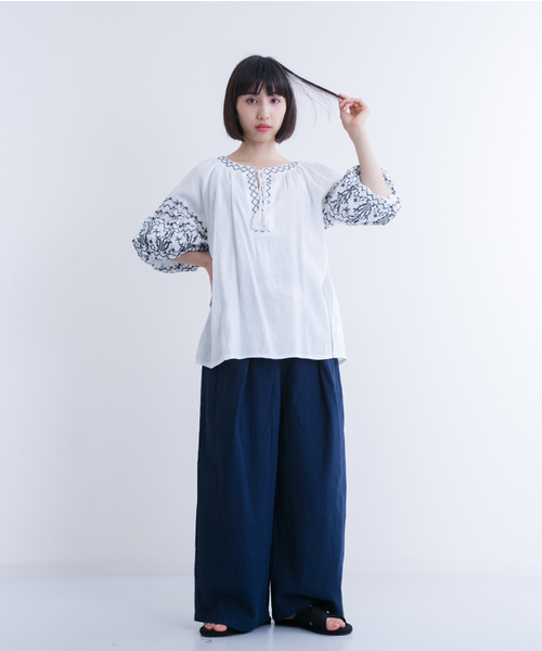 MERLOT（メルロー）の「タッセルチロリアン刺繍バルーンスリーブブラウス1122（シャツ/ブラウス・レディース・オフホワイト/ブラック/キャメル・FREE）」の15枚目の写真