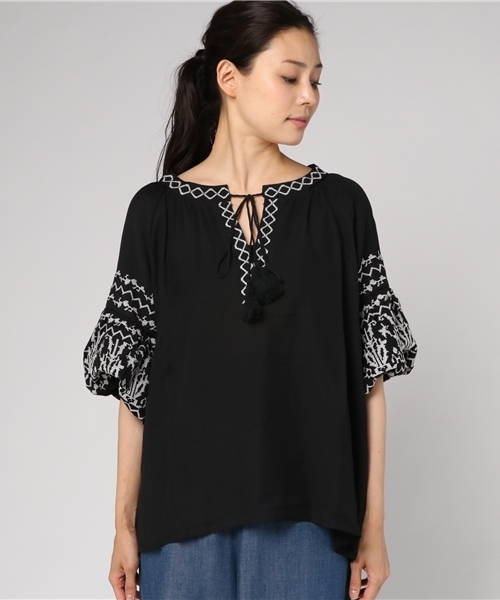 MERLOT（メルロー）の「タッセルチロリアン刺繍バルーンスリーブブラウス1122（シャツ/ブラウス・レディース・オフホワイト/ブラック/キャメル・FREE）」の4枚目の写真