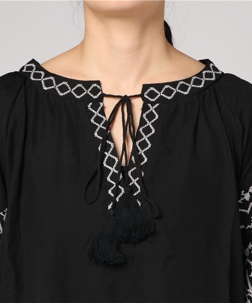 MERLOT（メルロー）の「タッセルチロリアン刺繍バルーンスリーブブラウス1122（シャツ/ブラウス・レディース・オフホワイト/ブラック/キャメル・FREE）」の7枚目の写真