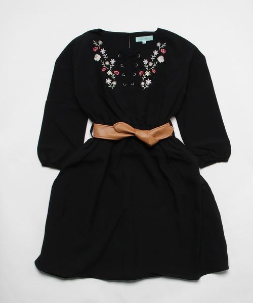 Lindsay（リンジィ）の「レースアップ花刺繍ベルト付ワンピース（ワンピース・キッズ・マジェンタ/ブラック・160/150）」の2枚目の写真