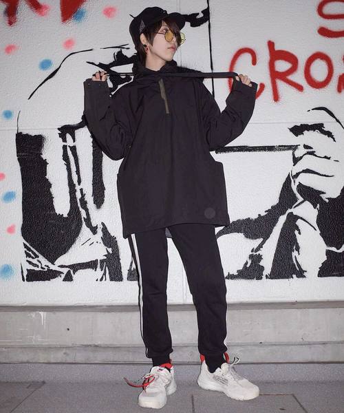 rovtski(ロフトスキー)の「LIGHT YEAR BAG ANORAK HOOD(その他アウター・レディース・ブラック/レッド・FREE)」の4枚目の写真