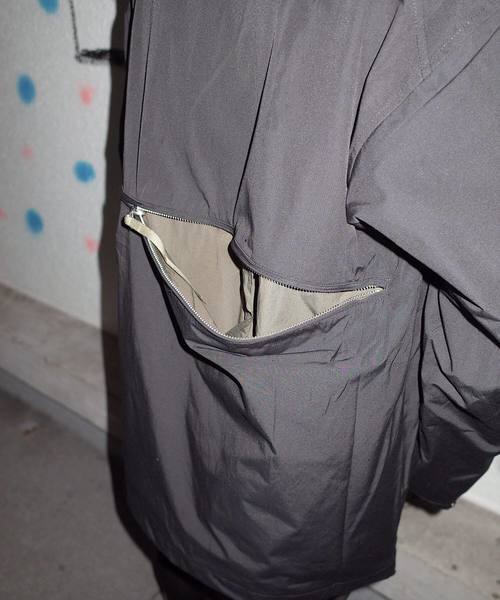 rovtski(ロフトスキー)の「LIGHT YEAR BAG ANORAK HOOD(その他アウター・レディース・ブラック/レッド・FREE)」の10枚目の写真