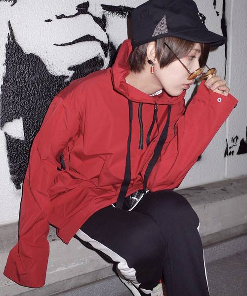 rovtski(ロフトスキー)の「LIGHT YEAR BAG ANORAK HOOD(その他アウター・レディース・ブラック/レッド・FREE)」の7枚目の写真