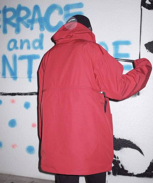 rovtski(ロフトスキー)の「LIGHT YEAR BAG ANORAK HOOD(その他アウター・レディース・ブラック/レッド・FREE)」の5枚目の写真