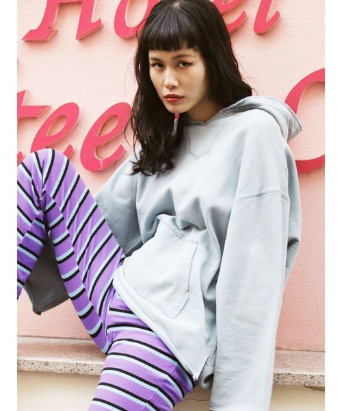 jouetie（ジュエティ）の「スリットBIGフーディー（パーカー・レディース・アイボリー/ブラック/レッド/ライトブルー・MEDIUM）」の3枚目の写真