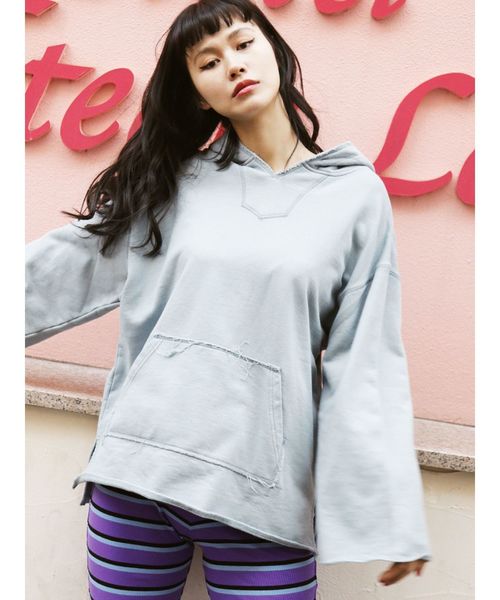 jouetie（ジュエティ）の「スリットBIGフーディー（パーカー・レディース・アイボリー/ブラック/レッド/ライトブルー・MEDIUM）」の16枚目の写真