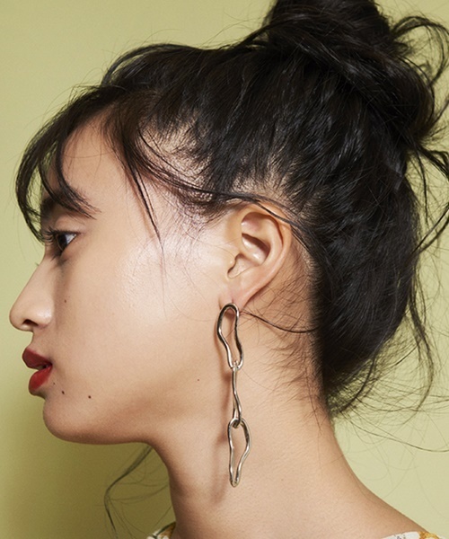 LAPUIS（ラピュイ）の「THREE WAVE  PIERCE（ピアス（両耳用）・レディース・シルバー/ゴールド・FREE）」の4枚目の写真