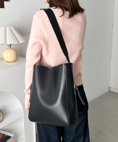 CLEA（クレア）の「【A4サイズ対応】太ベルトワンハンドル ポーチ付きバケツトート（トートバッグ・レディース・ブラック/ベージュ/ブラウン/ダークブラウン/クリーム・FREE）」の9枚目の写真