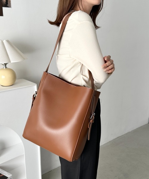 CLEA（クレア）の「【A4サイズ対応】太ベルトワンハンドル ポーチ付きバケツトート（トートバッグ・レディース・ブラック/ベージュ/ブラウン/ダークブラウン/クリーム・FREE）」の20枚目の写真