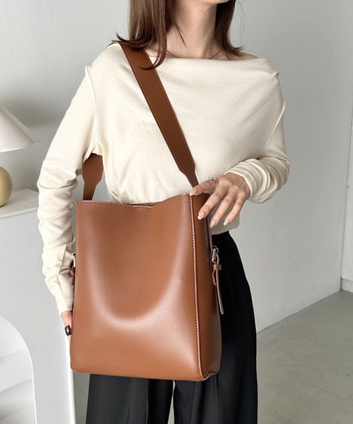 CLEA（クレア）の「【A4サイズ対応】太ベルトワンハンドル ポーチ付きバケツトート（トートバッグ・レディース・ブラック/ベージュ/ブラウン/ダークブラウン/クリーム・FREE）」の7枚目の写真