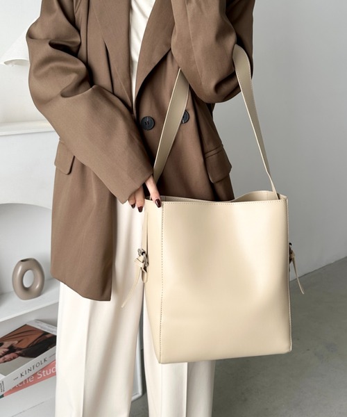 CLEA（クレア）の「【A4サイズ対応】太ベルトワンハンドル ポーチ付きバケツトート（トートバッグ・レディース・ブラック/ベージュ/ブラウン/ダークブラウン/クリーム・FREE）」の10枚目の写真