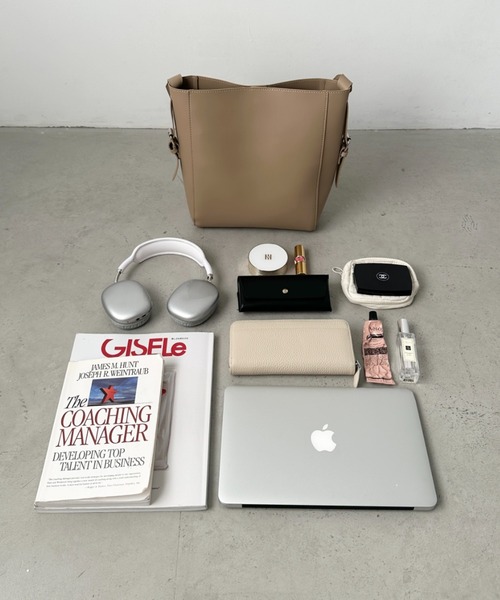 CLEA（クレア）の「【A4サイズ対応】太ベルトワンハンドル ポーチ付きバケツトート（トートバッグ・レディース・ブラック/ベージュ/ブラウン/ダークブラウン/クリーム・FREE）」の6枚目の写真