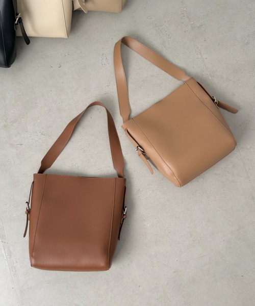 CLEA（クレア）の「【A4サイズ対応】太ベルトワンハンドル ポーチ付きバケツトート（トートバッグ・レディース・ブラック/ベージュ/ブラウン/ダークブラウン/クリーム・FREE）」の11枚目の写真