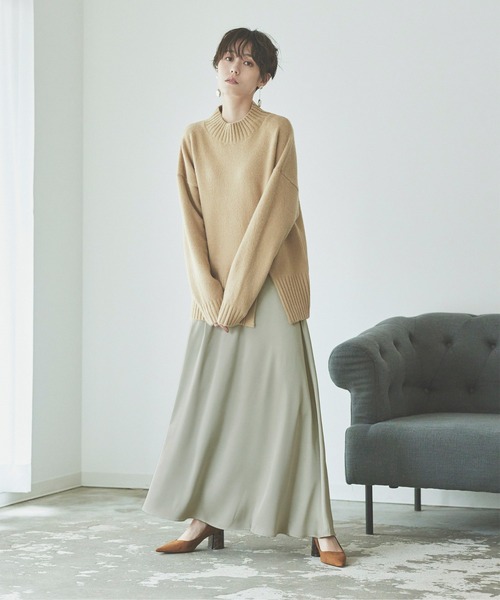 titivate(ティティベイト)の「サテンフレアロングスカート(スカート・レディース・オリーブ/イエロー/グリーン系その他/グレイッシュベージュ・S/M/L)」の4枚目の写真